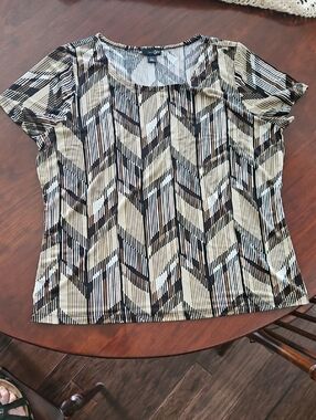 East 5th Black and Cream Chevron Short Sleeve Top